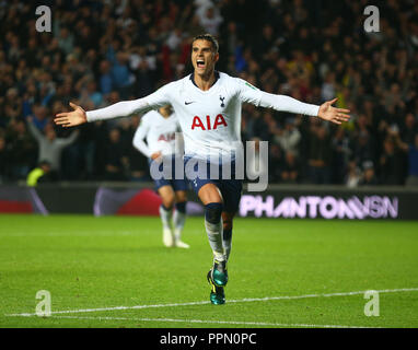 Milton Keynes, Regno Unito. 26 Settembre, 2018. Tottenham Hotspur di Erik Lamela celebra il suo obiettivo durante Carabao Cup terzo turno match tra Tottenham Hotspur e Watford Stadium MK, Milton Keynes, in Inghilterra il 26 settembre 2018. La FA Premier League e Football League immagini sono soggette a licenza DataCo. Solo uso editoriale. Nessuna stampa di vendite. Nessun uso personale di vendita. NO non corrisposto usare carte di credito: Kieran Galvin/Alamy Live News Foto Stock