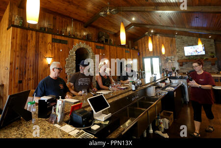 Dewitt, Iowa, USA. Il 22 agosto, 2018. La famiglia Manderscheid da Arizona e Nevada visitare il bar e gustare i vini coltivati a vigneto Tycoga e cantina, Mercoledì, 22 agosto 2018, situato lungo l'autostrada 61, a nord di DeWitt all'intersezione della Hwy61 e 195° Street. Credito: John Schultz, Quad-City volte/Quad-City volte/ZUMA filo/Alamy Live News Foto Stock