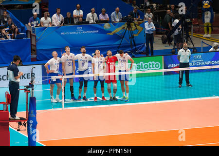 Milano (Italia), 23 Settembre 2018: Match Russia vs Finlandia a FIVB Pallavolo uomini del Campionato del Mondo 2018. I giocatori in attesa della telecamera video controllare il risultato. Foto Stock