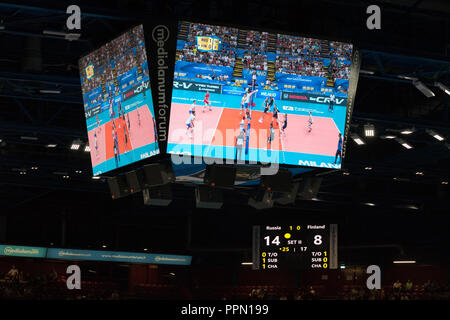 Milano (Italia), 23 Settembre 2018: Match Russia vs Finlandia a FIVB Pallavolo uomini del Campionato del Mondo 2018. Pubblica video monitor e punteggio risultato sul pannello di visualizzazione. Foto Stock