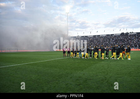 Salonicco, Grecia. 26 Sep, 2018. I giocatori delle due squadre e agitare le mani prima di iniziare la partita, come ventole PAOK riflessi di luce. Calcio Greco Cup gioco tra PAOK FC e ARIS FC, con il gioco che termina con il punteggio di 1-1. Credito: Giannis Papanikos/ZUMA filo/Alamy Live News Foto Stock
