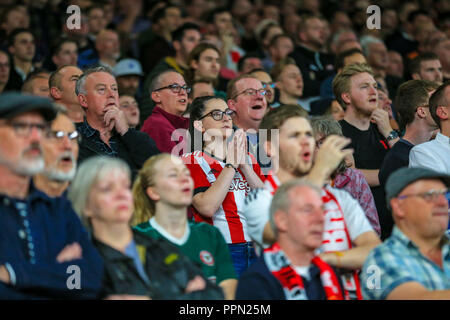 Londra, Regno Unito. 26 Settembre, 2018. EFL Carabao Cup, terzo round, Arsenal v Brentford ; Brentford ventole reagiscono a Emirates. Credito: Georgie Kerr/News immagini English Football League immagini sono soggette a licenza DataCo Credito: News immagini /Alamy Live News Foto Stock