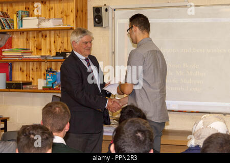 Cork, Irlanda. Il 26 settembre, 2018. Grande successo per il DPS Aspire2 lancio del programma, St Aidans C.C Cork City. Qui raffigurato è Kyle McMullen ricezione la sua borsa di studio Micheal Mullhall. Stasera St Aidans ha lanciato questo anni Aspire2 studente programma di supporto, l'evento ha visto un folto gruppo di genitori e studenti frequentano la scuola è uno dei sei nel paese di essere coinvolti nel programma. Credito: Damian Coleman/Alamy Live News. Foto Stock