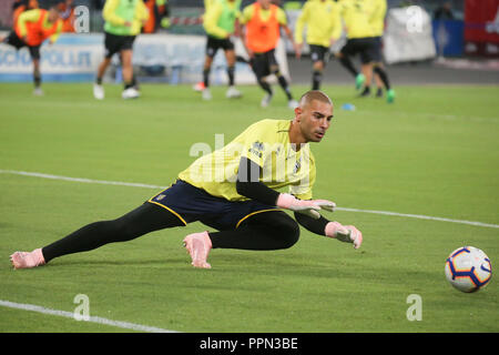 Napoli , Campania , Italia: 2018-09-26 Serie italiana di una partita di calcio SSC Napoli - Parma alla stadio San Paolo in foto Luigi Sepe in azione (Antonio Balasco) Credito: Antonio Balasco/Alamy Live News Foto Stock