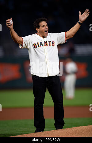 San Francisco, California, Stati Uniti d'America. 26 Sep, 2018. Lou Ferigno si prepara a lanciare il primo passo, prima di una partita MLB tra San Diego Padres e i San Francisco Giants di AT&T Park di San Francisco, California. Valerie Shoaps/CSM/Alamy Live News Foto Stock