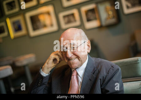 26 settembre 2018, della Renania settentrionale-Vestfalia, Colonia: Ex moderatore Alfred Biolek durante un dpa intervista a Bio's Bar in Deutz Stadtpalais. Foto: Rolf Vennenbernd/dpa Foto Stock