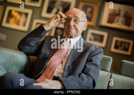 26 settembre 2018, della Renania settentrionale-Vestfalia, Colonia: Ex moderatore Alfred Biolek durante un dpa intervista a Bio's Bar in Deutz Stadtpalais. Foto: Rolf Vennenbernd/dpa Foto Stock