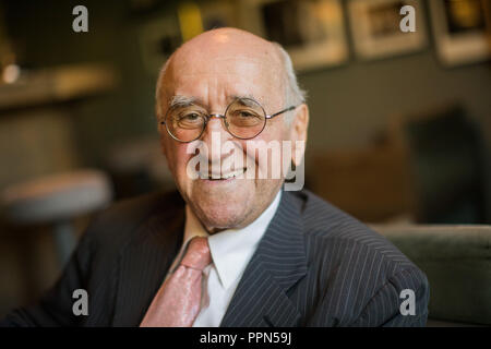 26 settembre 2018, della Renania settentrionale-Vestfalia, Colonia: Ex moderatore Alfred Biolek durante un dpa intervista a Bio's Bar in Deutz Stadtpalais. Foto: Rolf Vennenbernd/dpa Foto Stock