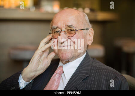 26 settembre 2018, della Renania settentrionale-Vestfalia, Colonia: Ex moderatore Alfred Biolek durante un dpa intervista a Bio's Bar in Deutz Stadtpalais. Foto: Rolf Vennenbernd/dpa Foto Stock