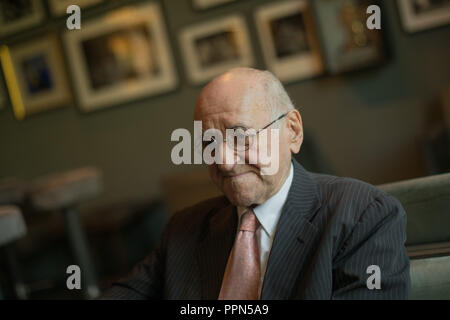 26 settembre 2018, della Renania settentrionale-Vestfalia, Colonia: Ex moderatore Alfred Biolek durante un dpa intervista a Bio's Bar in Deutz Stadtpalais. Foto: Rolf Vennenbernd/dpa Foto Stock