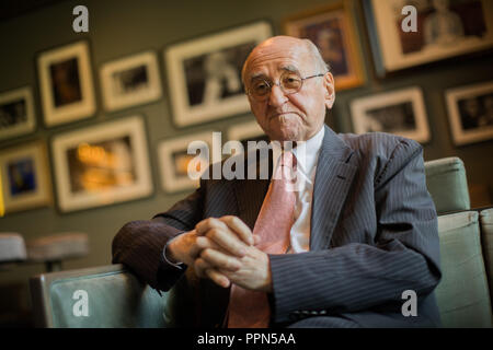26 settembre 2018, della Renania settentrionale-Vestfalia, Colonia: Ex moderatore Alfred Biolek durante un dpa intervista a Bio's Bar in Deutz Stadtpalais. Foto: Rolf Vennenbernd/dpa Foto Stock