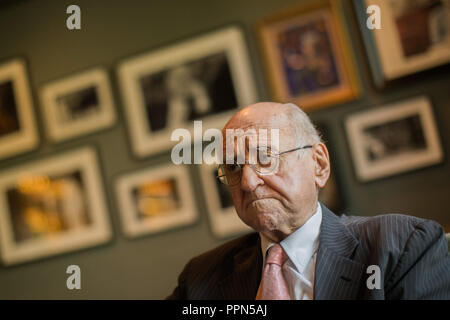 26 settembre 2018, della Renania settentrionale-Vestfalia, Colonia: Ex moderatore Alfred Biolek durante un dpa intervista a Bio's Bar in Deutz Stadtpalais. Foto: Rolf Vennenbernd/dpa Foto Stock