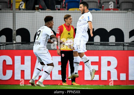 Dusseldorf. 26 Sep, 2018. Kevin Volland (R) di Bayer Leverkusen celebra dopo rigature durante la Bundesliga match tra Fortuna Duesseldorf e Bayer Leverkusen a Esprit-Arena sul Sett. 26, 2018 a Duesseldorf in Germania. Duesseldorf perso 1-2. Credito: Ulrich Hufnagel/Xinhua/Alamy Live News Foto Stock