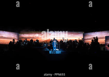 Ras Al Khaimah Emirati Arabi Uniti. Il 5 maggio, 2018. Dave Bickler, ex membro della band superstite, esegue sul palco con la Orchestra Sinfonica di Mosca su Jabal Jais Montagna. Ad una altezza di 1680 metri sopra il livello del mare, questo è il concerto più alto mai tenuto negli EMIRATI ARABI UNITI durante il Rock contro il concerto di musica classica. Credito: Mike gancio/SOPA Immagini/ZUMA filo/Alamy Live News Foto Stock