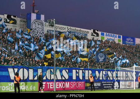 Unterhaching, Deutschland. 26 Sep, 2018. traboccante di blocco della ventola, Tribuene, 1860 ventole, per gli appassionati di calcio. Soccer 3. Liga, 9. giornata SpVgg Unterhaching-TSV Monaco di Baviera 1860 1-1, su 26.09.2018. Sportpark Unterhaching, DFL REGOLAMENTI VIETANO QUALSIASI USO DELLA FOTOGRAFIA come sequenze di immagini e/o quasi video. | Utilizzo di credito in tutto il mondo: dpa/Alamy Live News Foto Stock