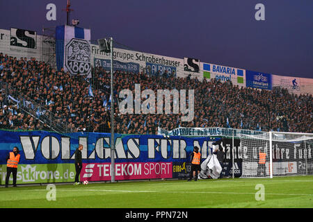 Unterhaching, Deutschland. 26 Sep, 2018. traboccante di blocco della ventola, Tribuene, 1860 ventole, per gli appassionati di calcio. Soccer 3. Liga, 9. giornata SpVgg Unterhaching-TSV Monaco di Baviera 1860 1-1, su 26.09.2018. Sportpark Unterhaching, DFL REGOLAMENTI VIETANO QUALSIASI USO DELLA FOTOGRAFIA come sequenze di immagini e/o quasi video. | Utilizzo di credito in tutto il mondo: dpa/Alamy Live News Foto Stock