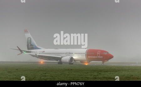 Aeroporto di Cork, Cork, Irlanda. 27 Settembre, 2018. Norwegian Air, volo D81820 da Boston taxiis sulla pista 16/34 dopo lo sbarco nella nebbia all aeroporto di Cork, Irlanda. Credito: David Creedon/Alamy Live News Foto Stock