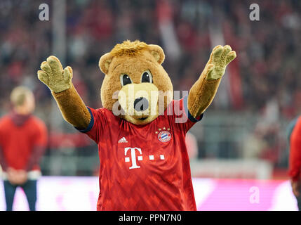 Monaco di Baviera, Germania. Il 25 settembre 2018. FC Bayern Soccer, Monaco di Baviera, Settembre 25, 2018 Il FCB mascotte Bernie celebrare FC Bayern Monaco - FC AUGSBURG 1-1 - DFL REGOLAMENTI VIETANO QUALSIASI USO DI FOTOGRAFIE come sequenze di immagini e/o quasi-VIDEO - 1.della Lega calcio tedesca , Monaco di Baviera, Settembre 25, 2018, STAGIONE 2018/2019, giornata 5 © Peter Schatz / Alamy Live News Foto Stock