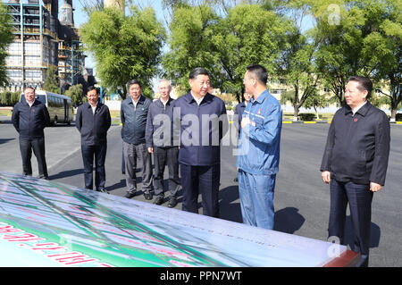 Shenyang, cinese della provincia di Liaoning. Il 27 settembre, 2018. Il presidente cinese Xi Jinping, anche segretario generale del Partito Comunista della Cina (CPC) Comitato Centrale e Presidente della Commissione militare centrale, visita China National Petroleum Corporation (CNPC) Liaoyang Petrochemical Company in Liaoyang, a nord-est della Cina di Provincia di Liaoning, Sett. 27, 2018. Xi ha avviato un giro di ispezione del Liaoning giovedì. Credito: Xie Huanchi/Xinhua/Alamy Live News Foto Stock