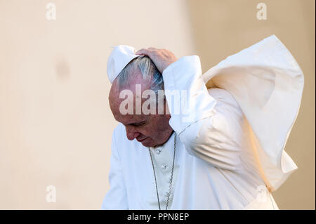 NO FRANCIA - NO SVIZZERA: 26 Settembre 2018 : Una folata di vento soffia il Papa Francesco' mantello durante l udienza generale del mercoledì in piazza San Pietro in Vaticano. 26 settembre 2018 : Un soffio di vento soffia sulla mantellina di Papa Francesco durante l'udienza generale del mercoledí¬ in piazza San Pietro in Vaticano. Foto Stock