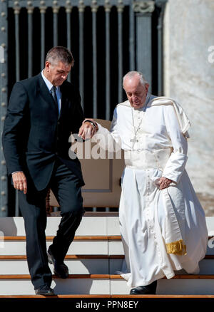 NO FRANCIA - NO SVIZZERA: 26 Settembre 2018 : il Papa Francesco, aiutato dal suo maggiordomo Sandro Mariotti, lascia l udienza generale del mercoledì in Piazza San Pietro in Vaticano. 26 settembre 2018 : Papa Francesco, aiutato dal suo maggiordomo Sandro Mariotti, lascia l'udienza generale del mercoledí¬ in Piazza San Pietro in Vaticano. Foto Stock