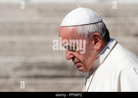 NO FRANCIA - NO SVIZZERA: 26 Settembre 2018 : il Papa Francesco, lascia l udienza generale del mercoledì in Piazza San Pietro in Vaticano. 26 settembre 2018 : Papa Francesco, lascia l'udienza generale del mercoledí¬ in Piazza San Pietro in Vaticano. Foto Stock