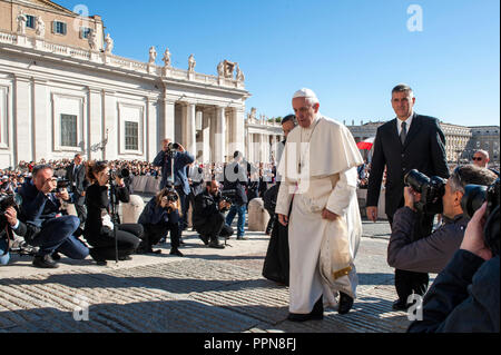 NO FRANCIA - NO SVIZZERA: 26 Settembre 2018 : il Papa Francesco arriva alla porta dell'udienza generale del mercoledì in piazza San Pietro in Vaticano. 26 settembre 2018 : Papa Francesco arriva a condurre l'udienza generale del mercoledí¬ in piazza San Pietro in Vaticano. Foto Stock