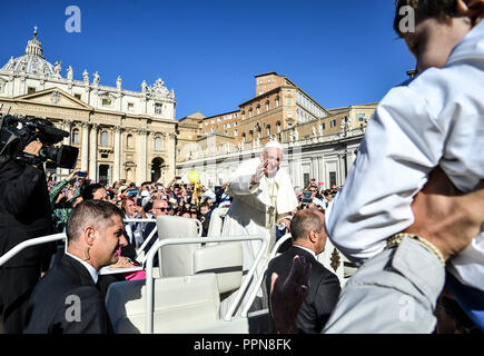 NO FRANCIA - NO SVIZZERA: 26 Settembre 2018 : il Papa Francesco onde come egli arriva durante l udienza generale del mercoledì in piazza San Pietro in Vaticano. 26 settembre 2018 : Papa Francesco saluta al suo arrivo durante l'udienza generale del mercoledí¬ in piazza San Pietro in Vaticano. Foto Stock