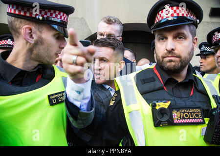 Londra, Regno Unito. Il 27 settembre, 2018. Tommy Robinson presso la Old Bailey per la riapertura del processo per le accuse di disprezzo Credito: Thabo Jaiyesimi/Alamy Live News Foto Stock