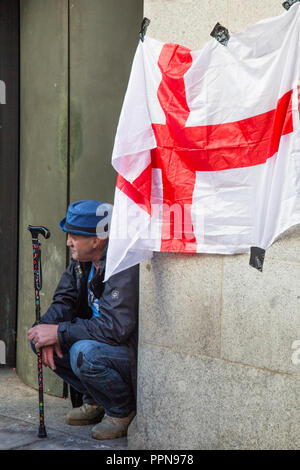 Londra, Regno Unito. Il 27 settembre, 2018. Tommy Robinson sostenitori allegria estrema destra attivista al di fuori del tribunale. Credito: Thabo Jaiyesimi/Alamy Live News Foto Stock