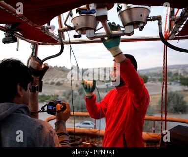 Ankara, Turchia. 9 Sep, 2018. Un pilota controlla una mongolfiera in Cappadocia, Turchia, sul Sett. 9, 2018. Regione della Cappadocia è visitato da circa 2,5 milioni di turisti locali e stranieri ogni anno con alcuni dei visitatori optano per prendere voli in mongolfiera sulla spettacolare paesaggio durante il loro viaggio. Credito: Qin Yanyang/Xinhua/Alamy Live News Foto Stock