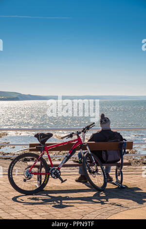 Aberystwyth Wales UK, giovedì 27 settembre 2018 UK Meteo: gente che si diverte a mare su un soleggiato e caldo 'estate indiana' pomeriggio a Aberystwyth, con temperature nella metà degli anni venti gradi centigradi, come il Regno Unito si dirige verso un periodo di liquidare calde giornate di sole. Photo credit: Keith Morris/Alamy Live News Foto Stock