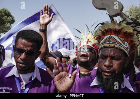 Gerusalemme, Israele. 27 Settembre, 2018. Membri della Papua Nuova Guinea delegazione gioire con decine di migliaia di persone che hanno marciato in Gerusalemme annuale parata incluse le delegazioni provenienti da tutto il mondo, Industria israeliana, banche, in caso di emergenza e per il personale militare, nella tradizione del Monte del Tempio pellegrinaggi in vacanza di Sukkot e in una mostra internazionale di sostegno ad Israele. Credito: Nir Alon/Alamy Live News Foto Stock