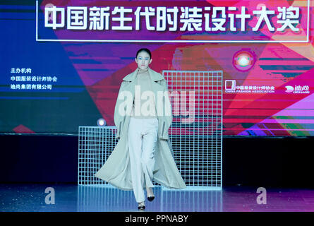 Weihai, la Cina della provincia dello Shandong. Il 27 settembre, 2018. Un modello presenta una creazione durante la finale di un fashion design competition in Weihai, est della Cina di Provincia di Shandong, Sett. 27, 2018. Credito: Chen Jianli/Xinhua/Alamy Live News Foto Stock