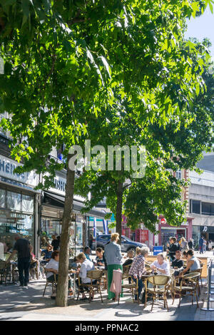 Bromley, Kent, Regno Unito. Il 27 settembre 2018. Office da lavoratori in pausa pranzo e agli acquirenti di prendere vantaggio della perdurante estate indiana a Bromley, a sud di Londra. Temperature raggiunte 22 gradi centigradi e il bel tempo è previsto per ultimo nel fine settimana. UrbanImages/Alamy Live News. Foto Stock