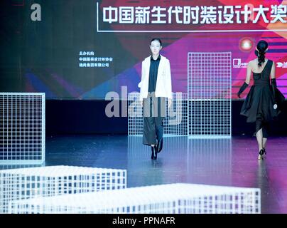 Weihai, la Cina della provincia dello Shandong. Il 27 settembre, 2018. Modelli di creazioni presenti durante la finale di un fashion design competition in Weihai, est della Cina di Provincia di Shandong, Sett. 27, 2018. Credito: Chen Jianli/Xinhua/Alamy Live News Foto Stock