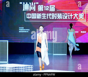 Weihai, la Cina della provincia dello Shandong. Il 27 settembre, 2018. Modelli di creazioni presenti durante la finale di un fashion design competition in Weihai, est della Cina di Provincia di Shandong, Sett. 27, 2018. Credito: Chen Jianli/Xinhua/Alamy Live News Foto Stock