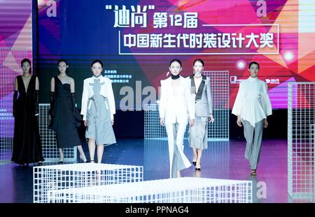 Weihai, la Cina della provincia dello Shandong. Il 27 settembre, 2018. Modelli di creazioni presenti durante la finale di un fashion design competition in Weihai, est della Cina di Provincia di Shandong, Sett. 27, 2018. Credito: Chen Jianli/Xinhua/Alamy Live News Foto Stock