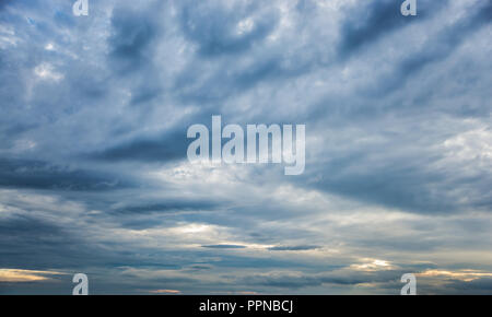 Sullo sfondo di un cielo drammatico con nuvole scure prima di un temporale Foto Stock