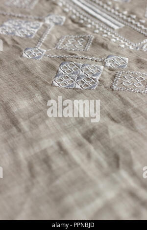 Lino ricamato shirt, bianco ornamento, close up Foto Stock