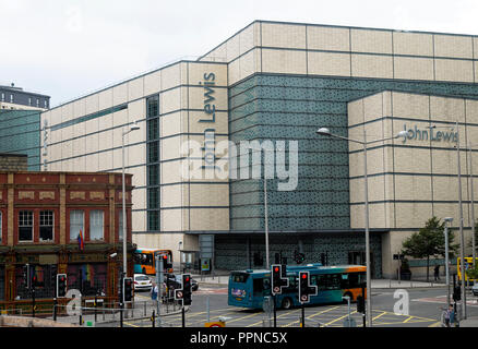 Vista esterna di John Lewis department store in Cardiff City Centre e il traffico della strada con autobus di Cardiff vista dal treno Wales UK KATHY DEWITT Foto Stock