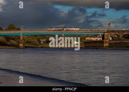 Nord classe rampa 142 treno pacer attraversando il ponte di Carlisle (Lancaster, fiume Lune) sulla linea principale della costa occidentale con un Morecambe a Lancaster in treno Foto Stock