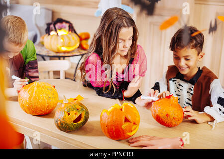 Bella ragazzi e ragazze che indossano costumi di Halloween sensazione incredibile Foto Stock