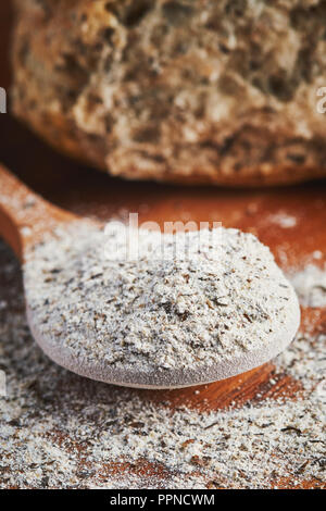 Organici di farina di grano saraceno in cucchiaio di legno sul tavolo Foto Stock