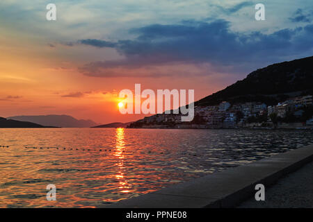 Bel tramonto sulla costa di Neum, Bosnia Erzegovina Foto Stock