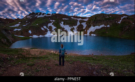 Backpacker bambina guarda al lago di Como Colorado USA Foto Stock