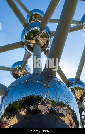 L'Atomium, un edificio di Bruxelles in Belgio originariamente costruito per il 1958 Bruxelles della fiera del mondo. Foto Stock