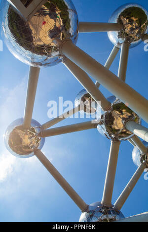 L'Atomium, un edificio di Bruxelles in Belgio originariamente costruito per il 1958 Bruxelles della fiera del mondo. Foto Stock