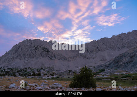 Sunrise sopra il prato Vidette; John Muir Trail/Pacific Crest Trail; Sequoia Kings Canyon deserto; Kings Canyon National Park; Sierra Nevada Mountain Foto Stock