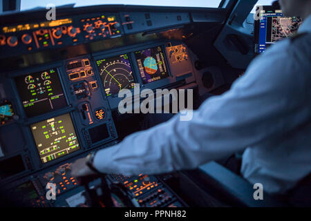 Il pilota accelera la mano sulla valvola a farfalla in un aereo commerciale volo in aeroplano cockpit durante la fase di decollo Foto Stock